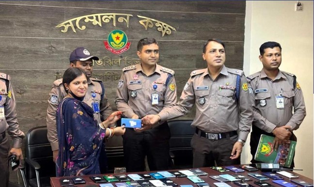 হারিয়ে যাওয়া ৫০ মোবাইল প্রকৃত মালিকদের ফিরিয়ে দিল পুলিশ